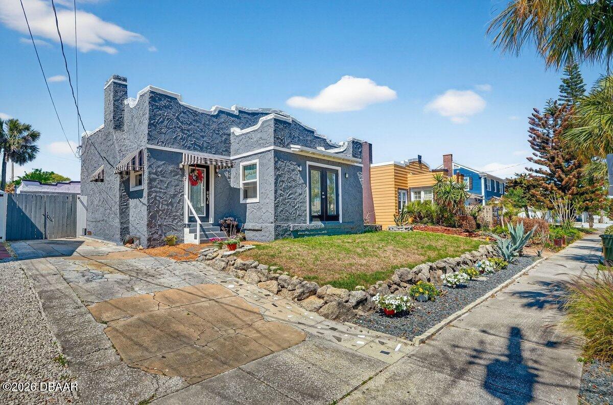 112 S Oleander Avenue