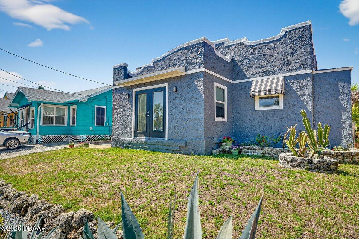 112 S Oleander Avenue