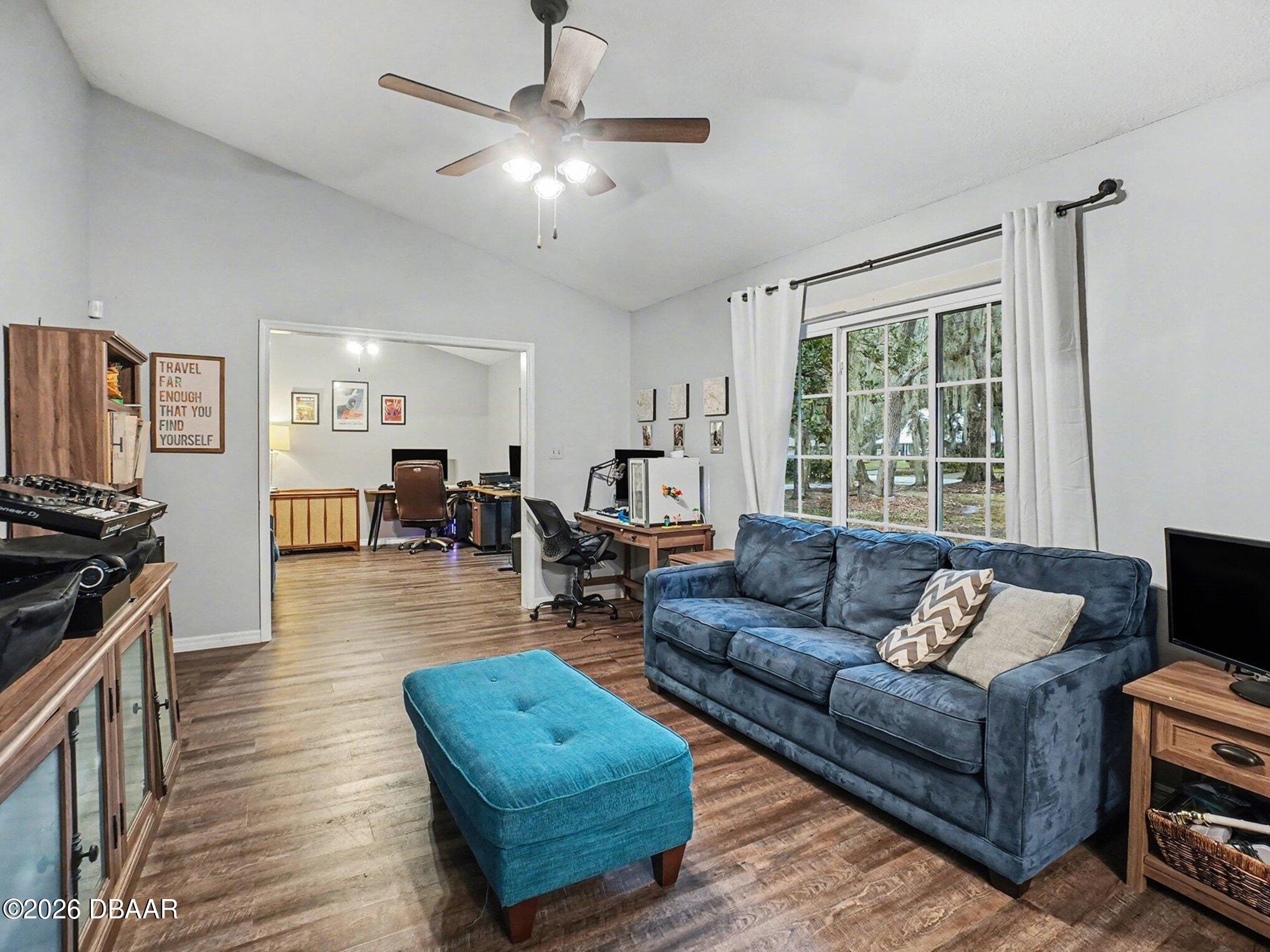 112 W Greentree Lane