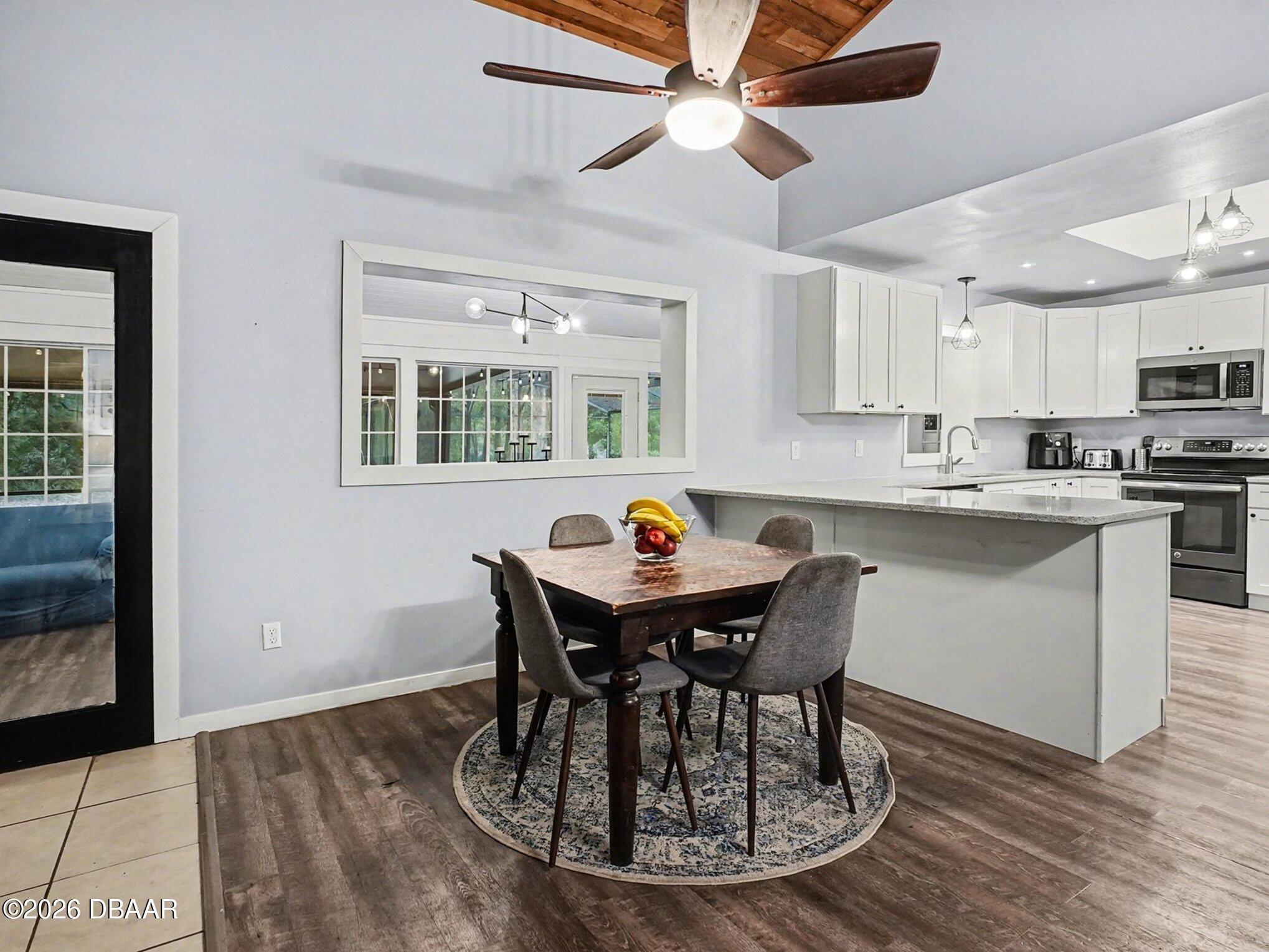 112 W Greentree Lane