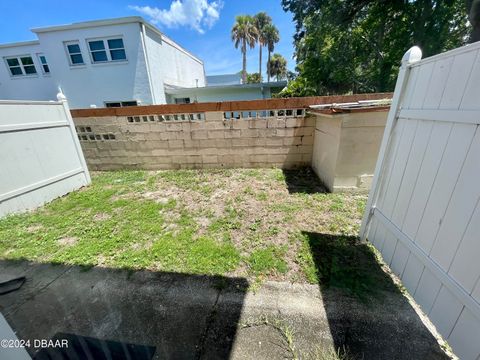 A home in South Daytona