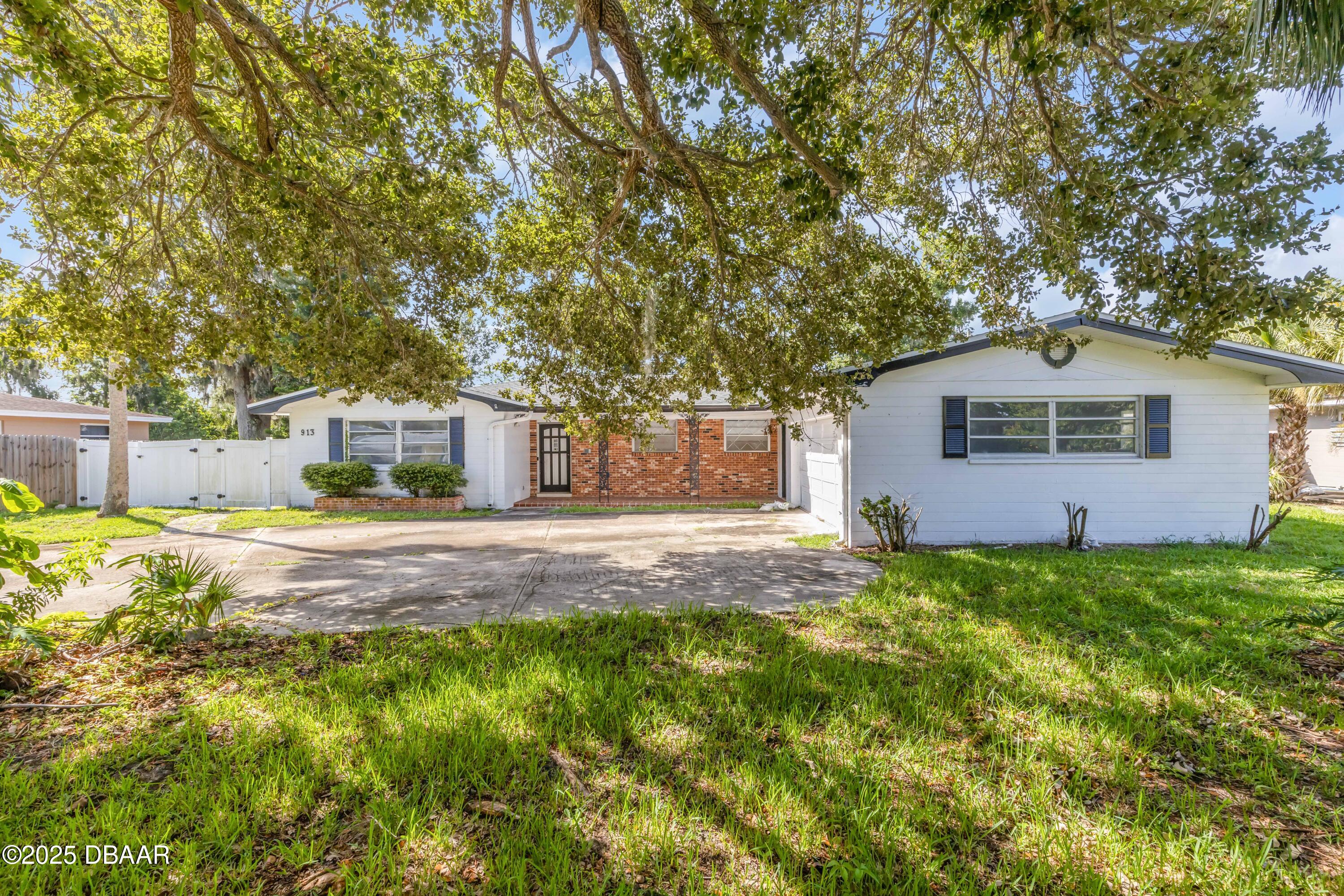 913 Valencia Road