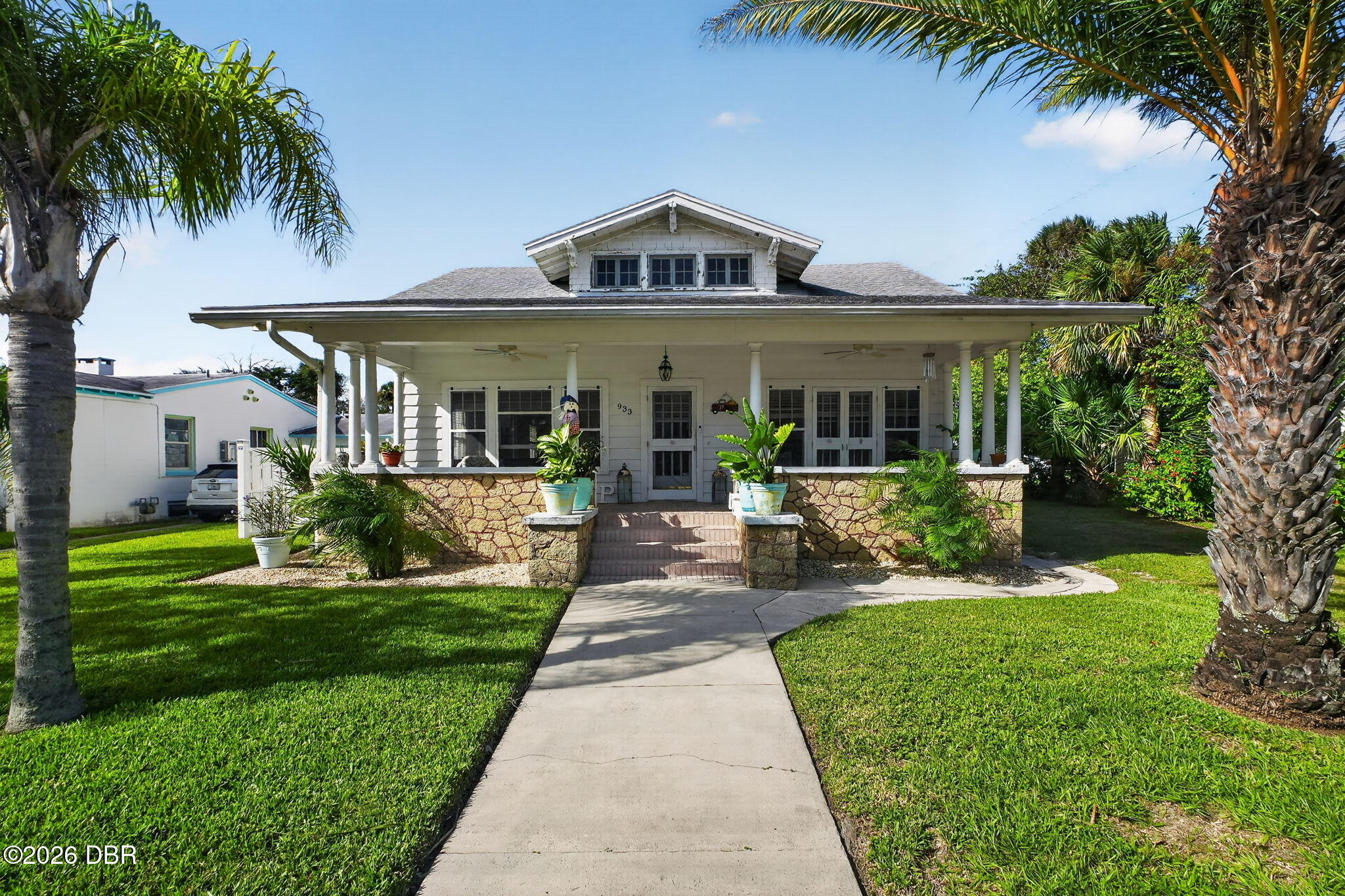 933 N Oleander Avenue