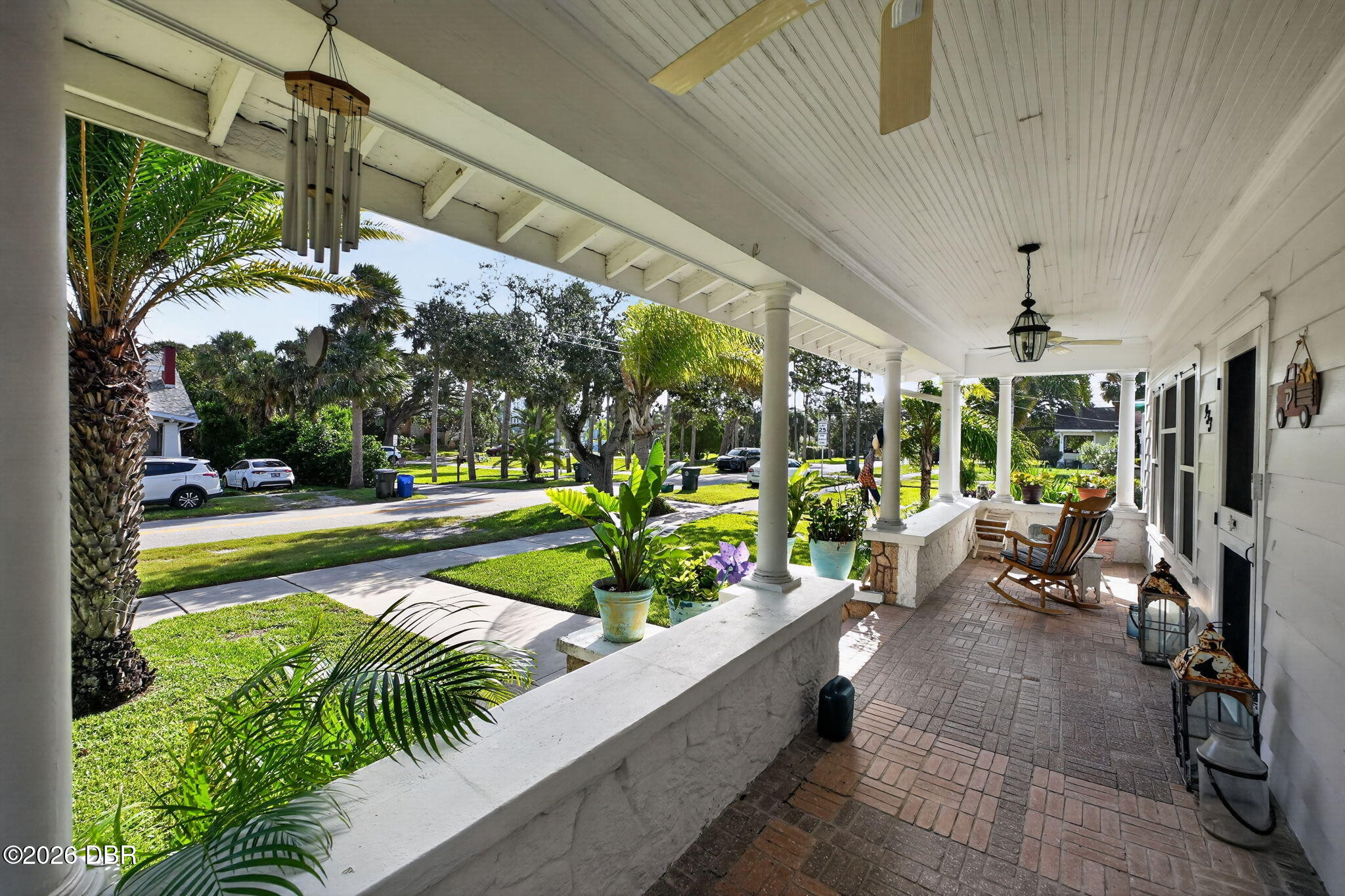933 N Oleander Avenue