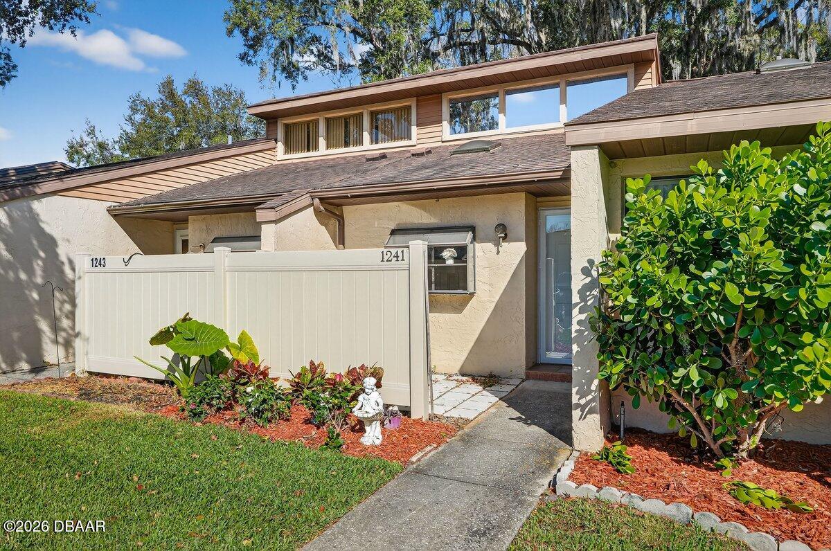 015_1241_charter_oaks_circle_15_of_49_45