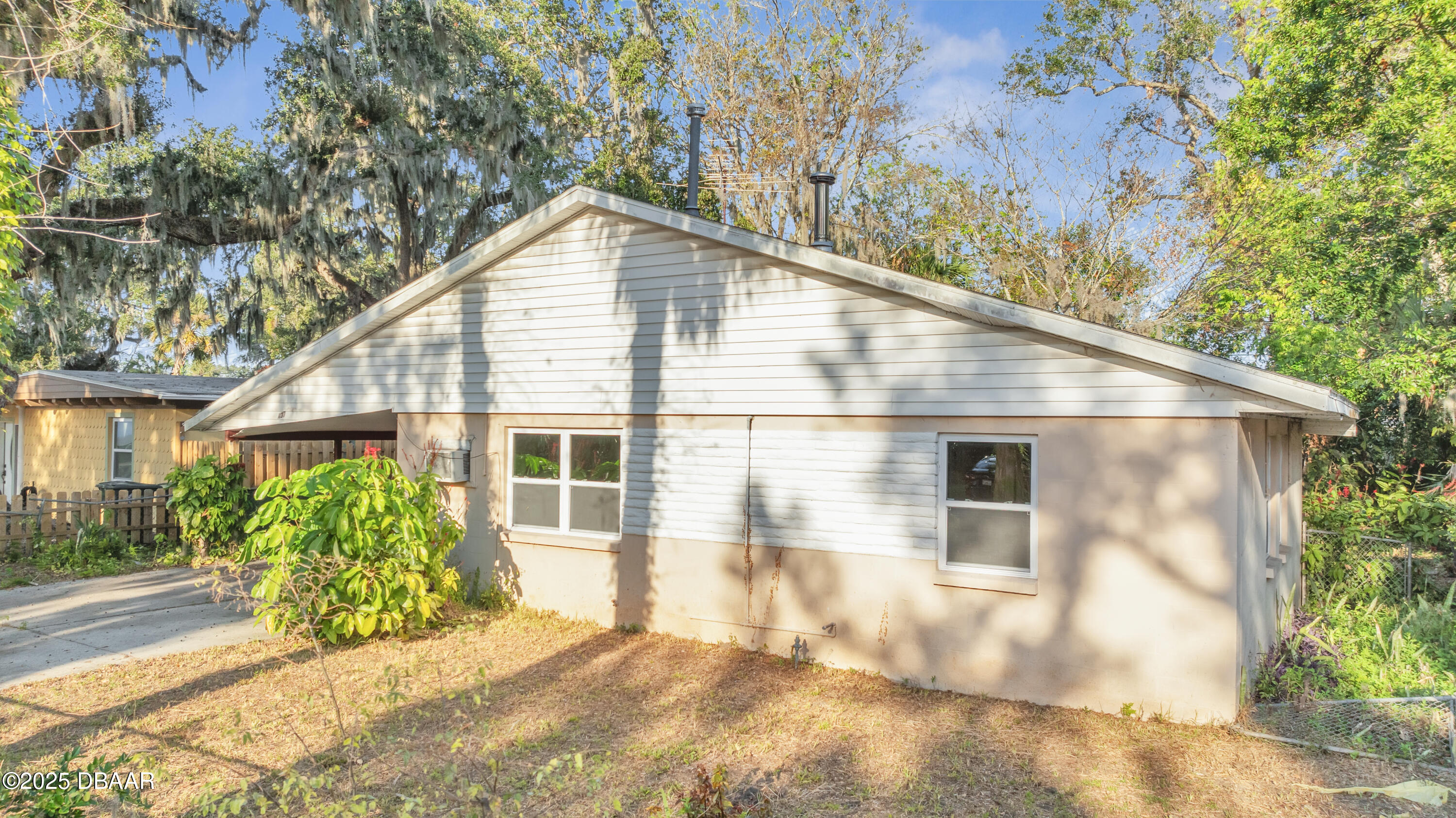 437 Lockhart Street