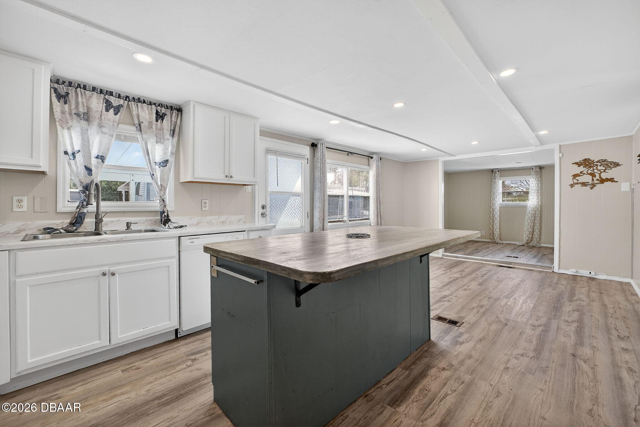 5413 Isabelle Avenue