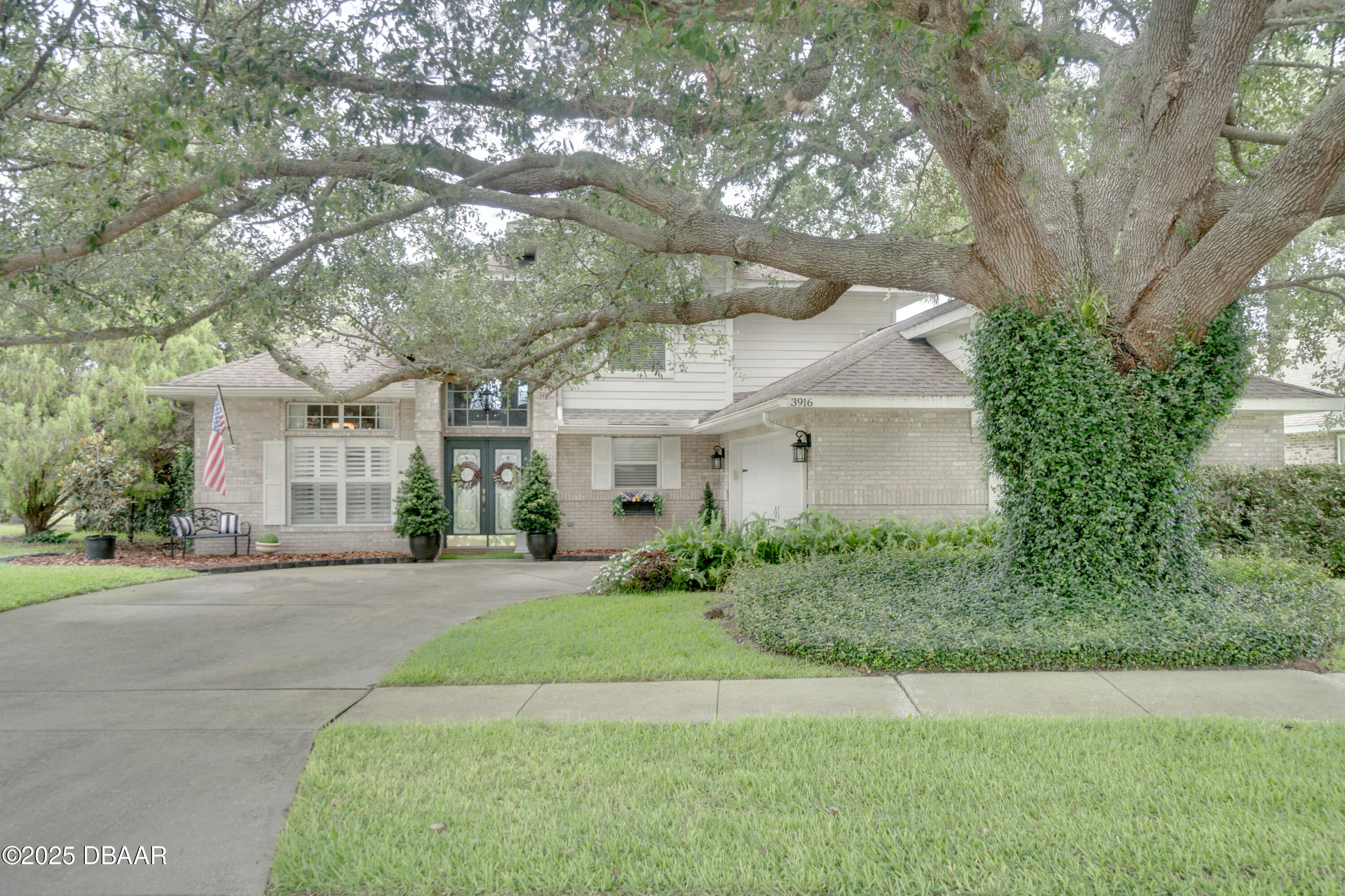 3916 Oak Crest Circle