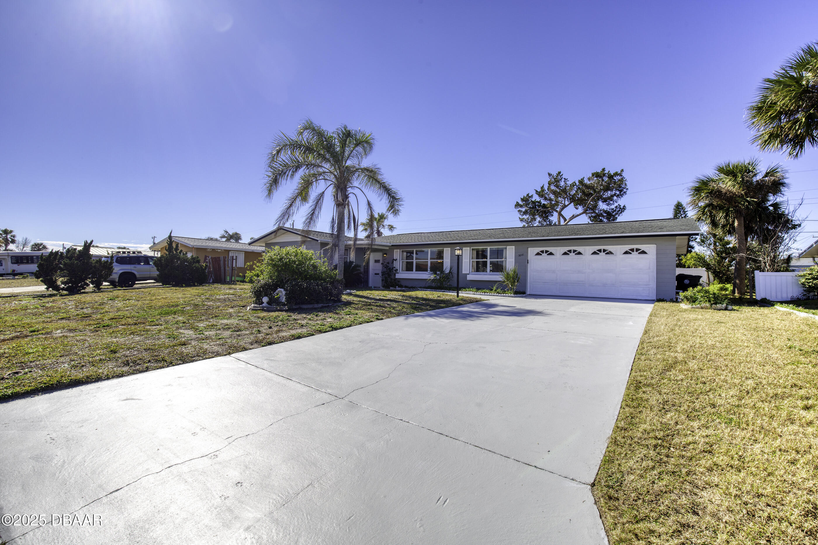 3041 N Oleander Avenue