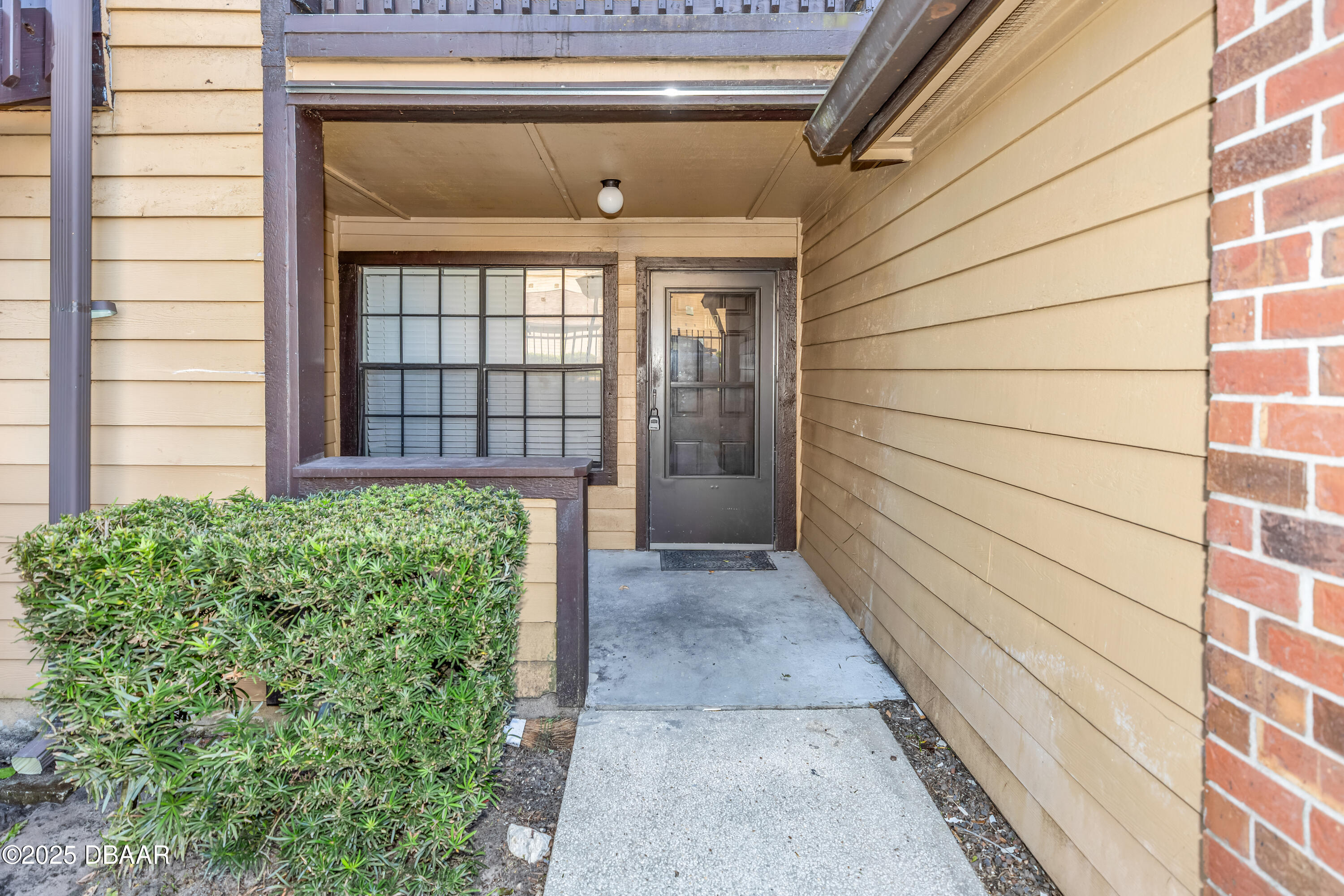 355 Lakepointe Drive