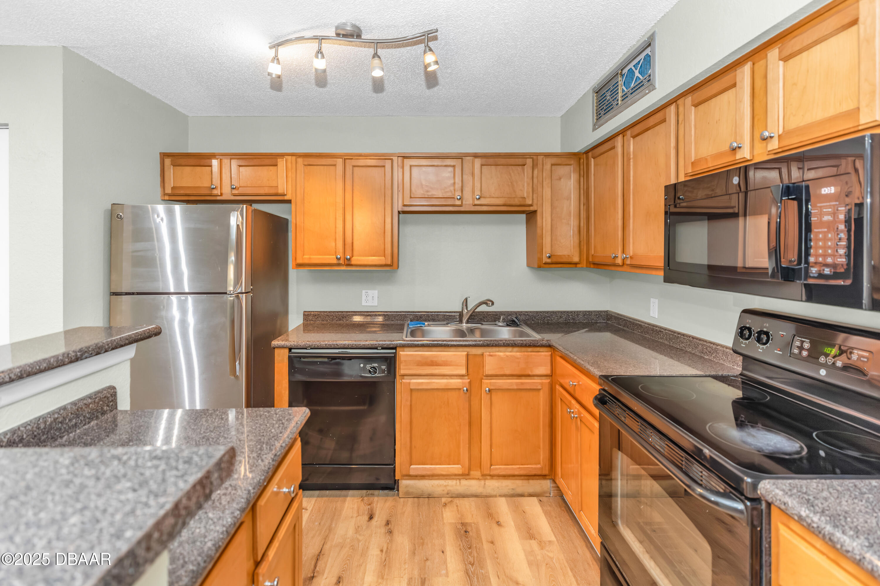 355 Lakepointe Drive