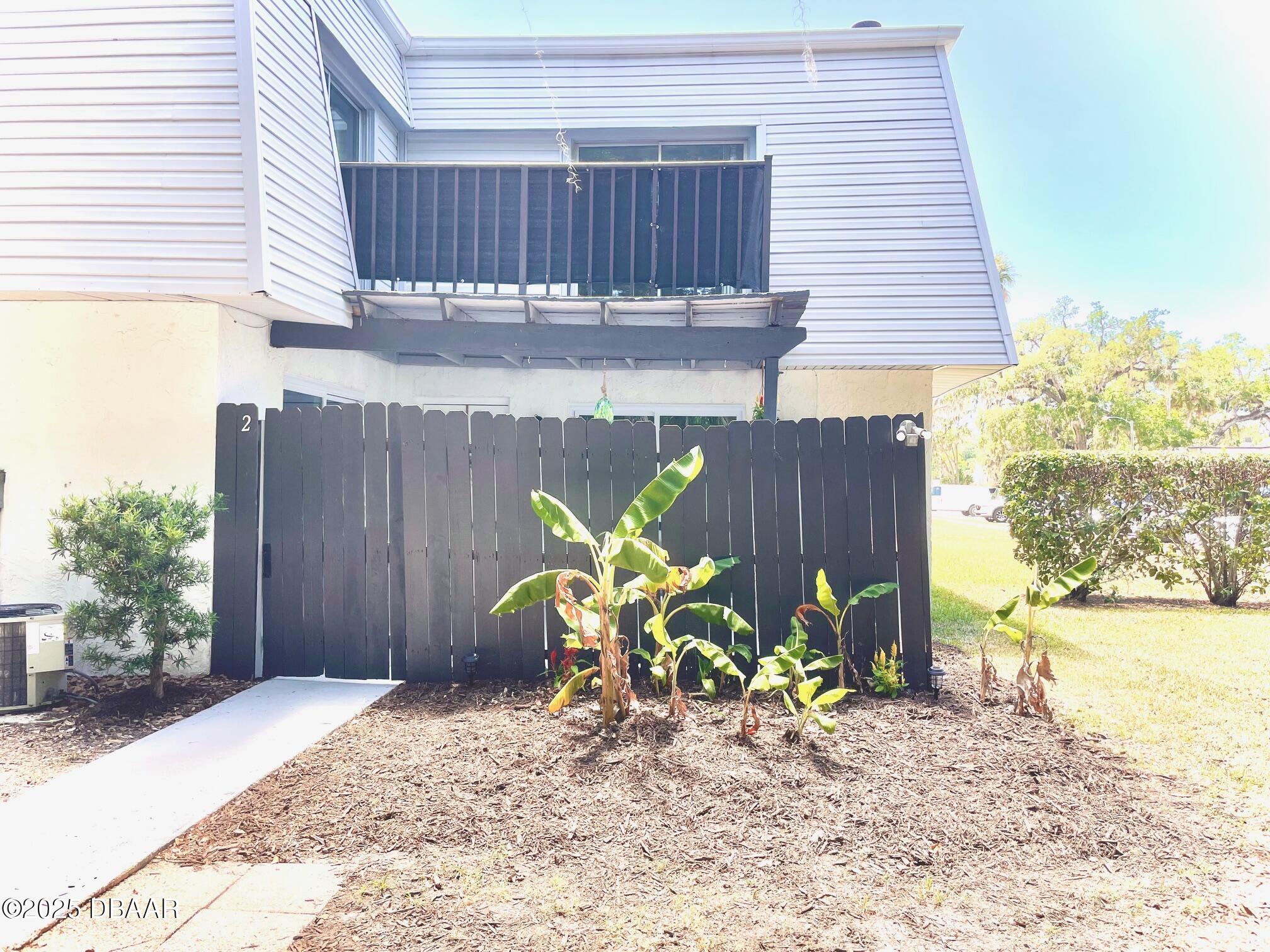 2 Springwood Square