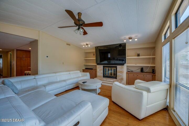 1018 Green Acres Circle N