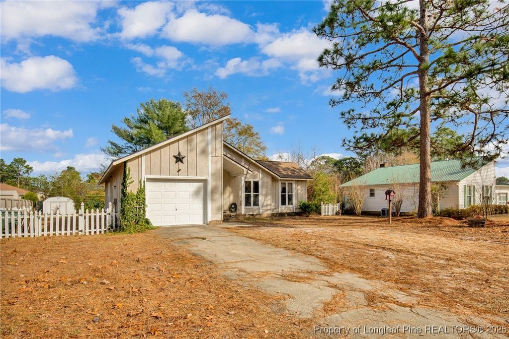Photo of 2092 Lakeridge Drive, Fayetteville, NC 28304 (MLS # 753895)
