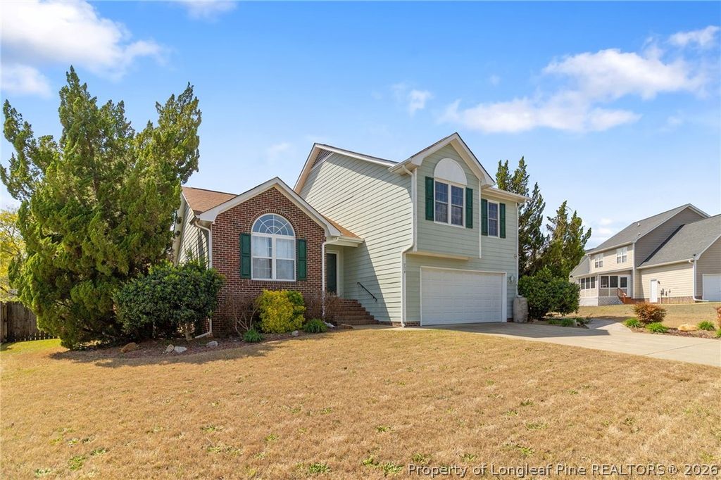 Photo of 704 Fairbluff Drive, Hope Mills, NC 28348 (MLS # 760050)