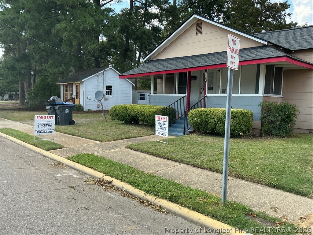 Photo 1 of 16 — 120 W Elwood Avenue, Raeford, NC 28376