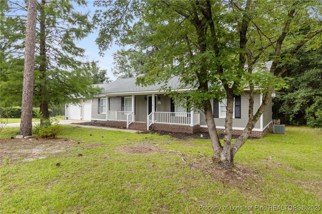 Photo of 806 Eagle Landing Drive, Hope Mills, NC 28348 (MLS # 746672)