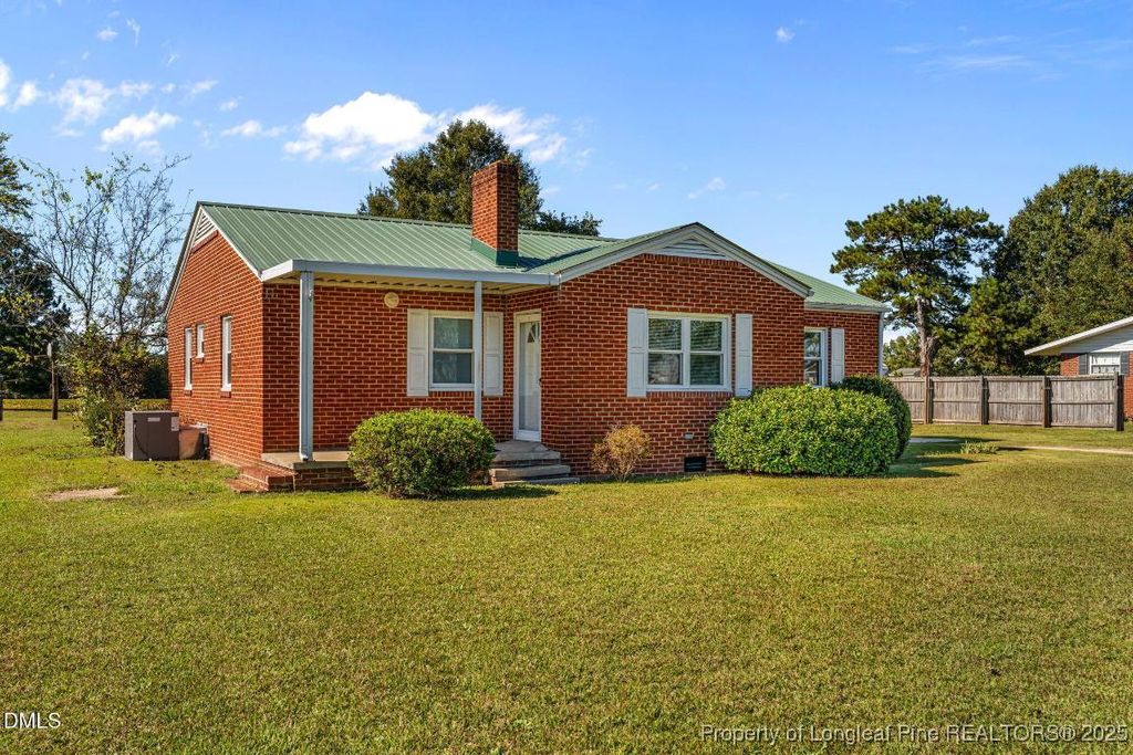 Photo of 406 E Harrington Avenue, Broadway, NC 27505 (MLS # 751995)