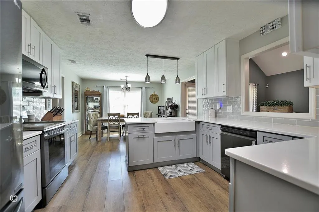 Phenix City, Alabama 36867, United States, 5 Bedrooms Bedrooms, ,3 BathroomsBathrooms,Residential,Active,161613