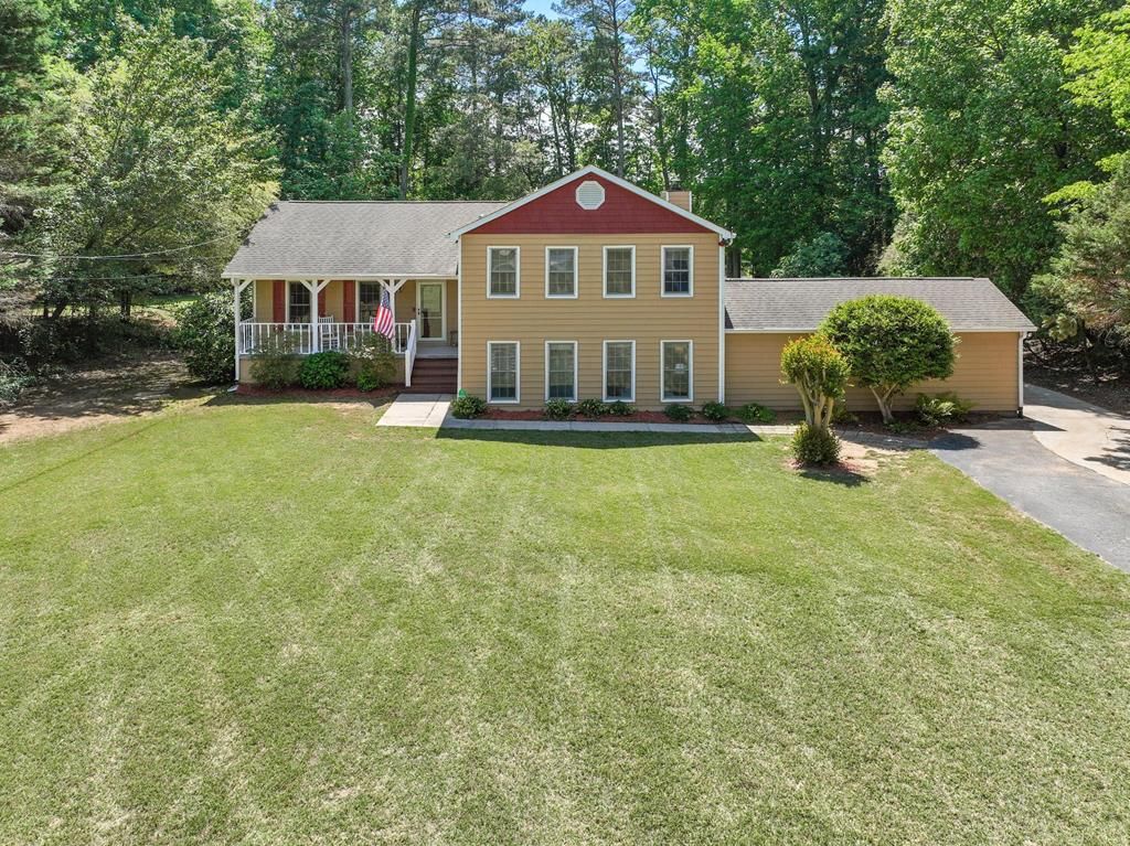 Photo of 210 Heritage Farm Lane, FAYETTEVILLE, GA 30215 (MLS # 231662)