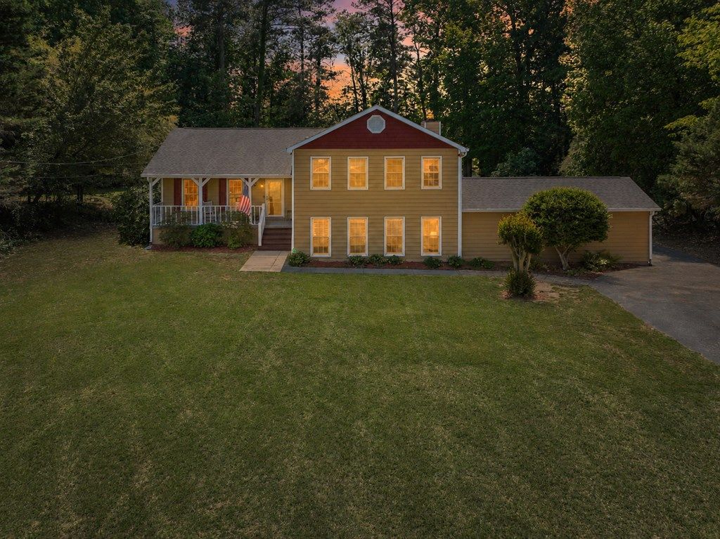 Photo of 210 Heritage Farm Lane, FAYETTEVILLE, GA 30215 (MLS # 231662)