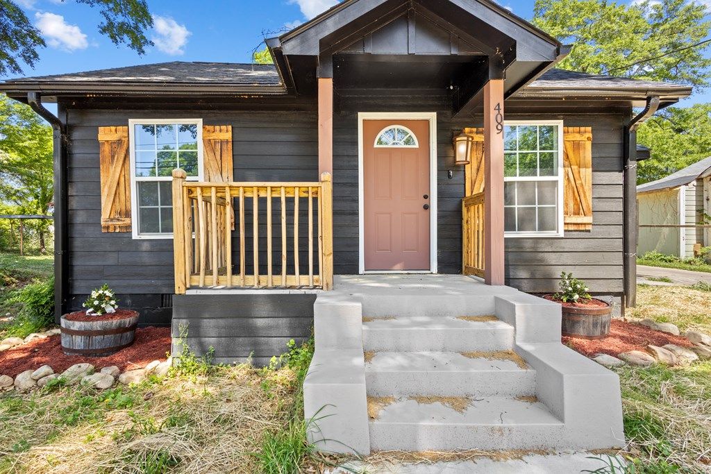 Photo of 409 Calhoun Avenue, ROME, GA 30161 (MLS # 231569)