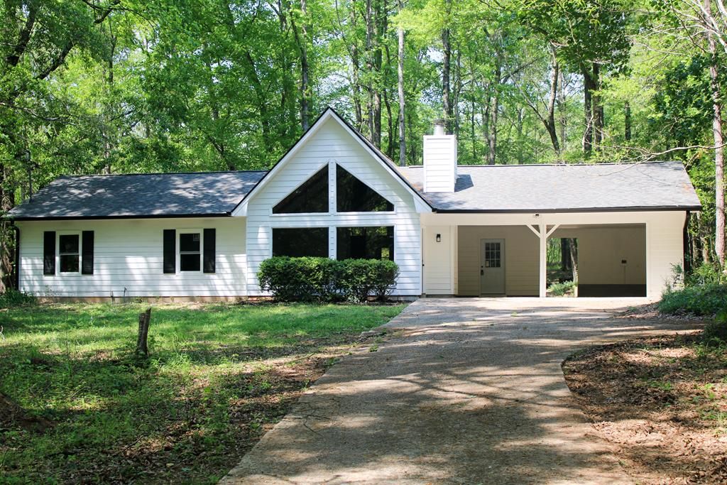 Photo of 895 Waterview Drive, LAGRANGE, GA 30240 (MLS # 231230)