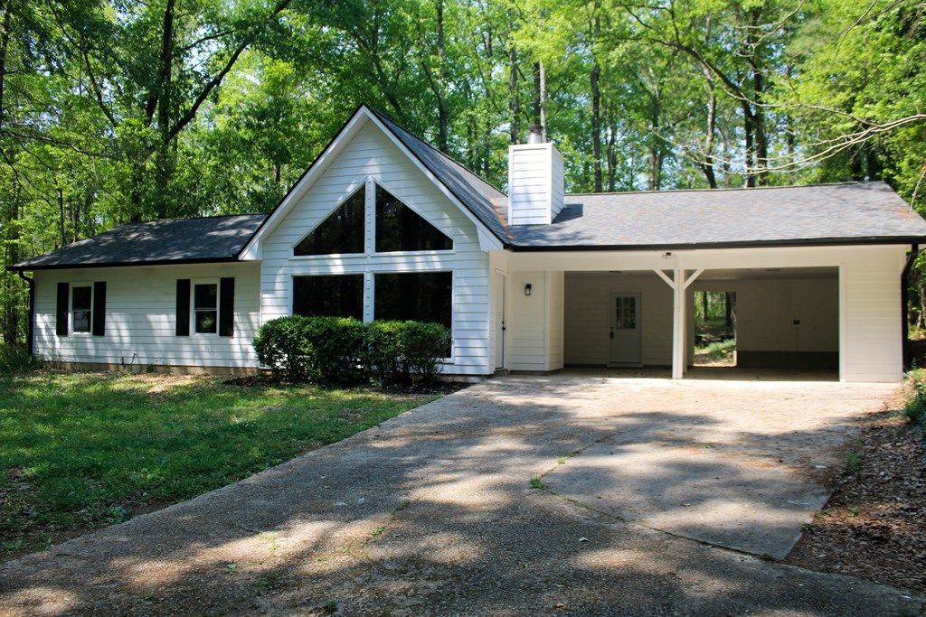 Photo of 895 Waterview Drive, LAGRANGE, GA 30240 (MLS # 231230)