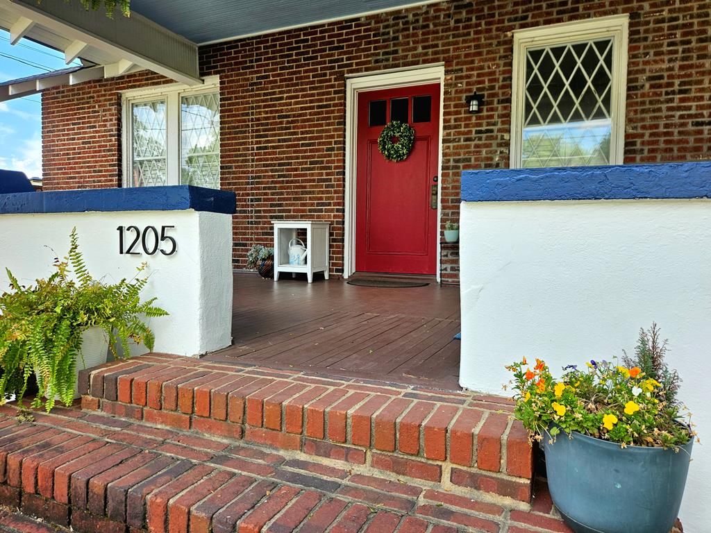 1205 MUNRO AVENUE