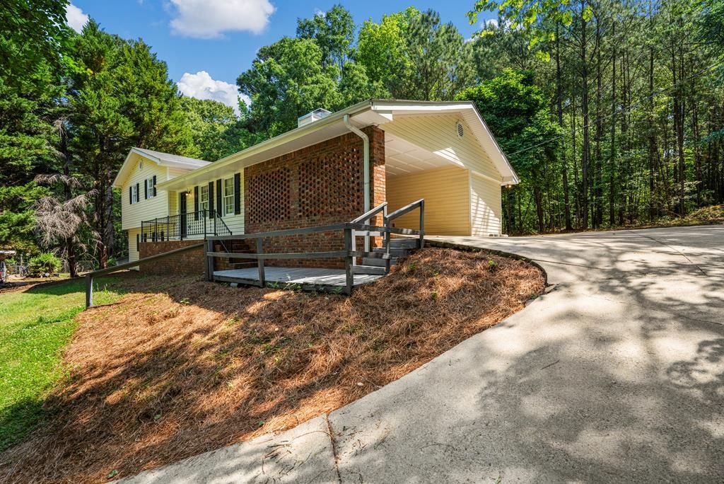 Photo of 134 N Lake Drive, LAGRANGE, GA 30240 (MLS # 231447)