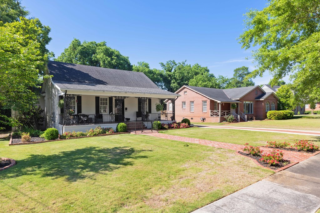 1622 CREST DRIVE