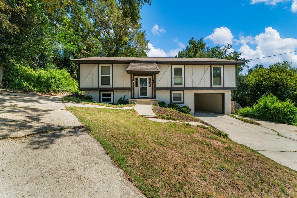5226 HURST DRIVE