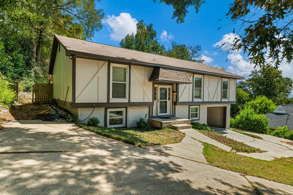 5226 HURST DRIVE