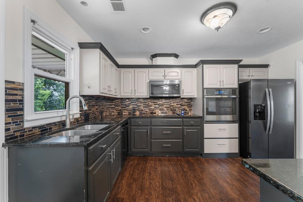 5226 HURST DRIVE