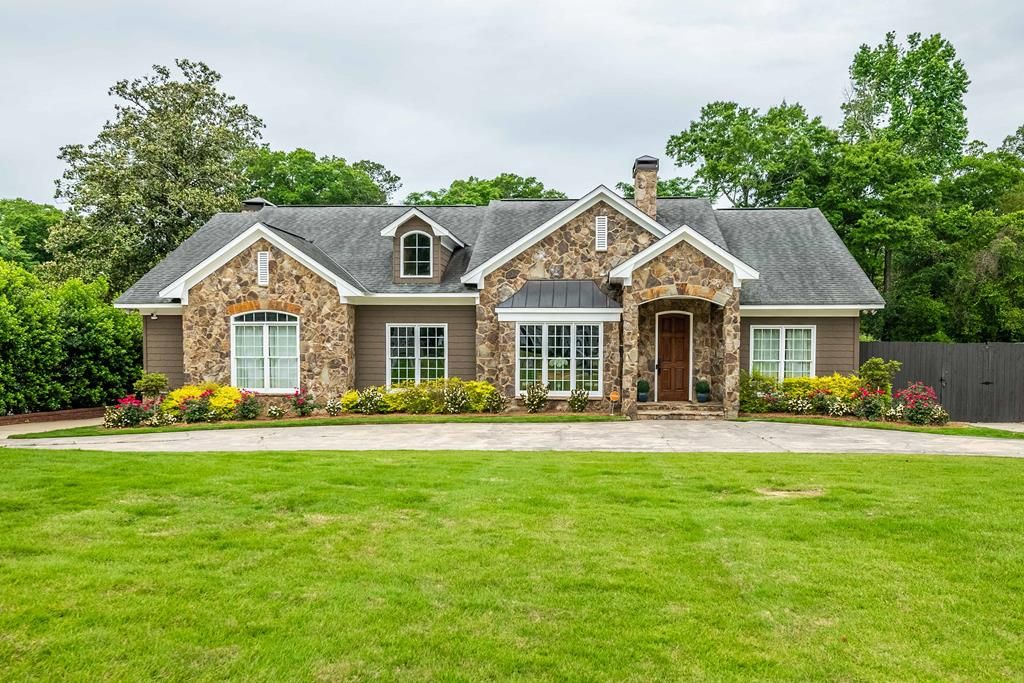 Photo of 2609 Hilton Avenue, COLUMBUS, GA 31906 (MLS # 231537)