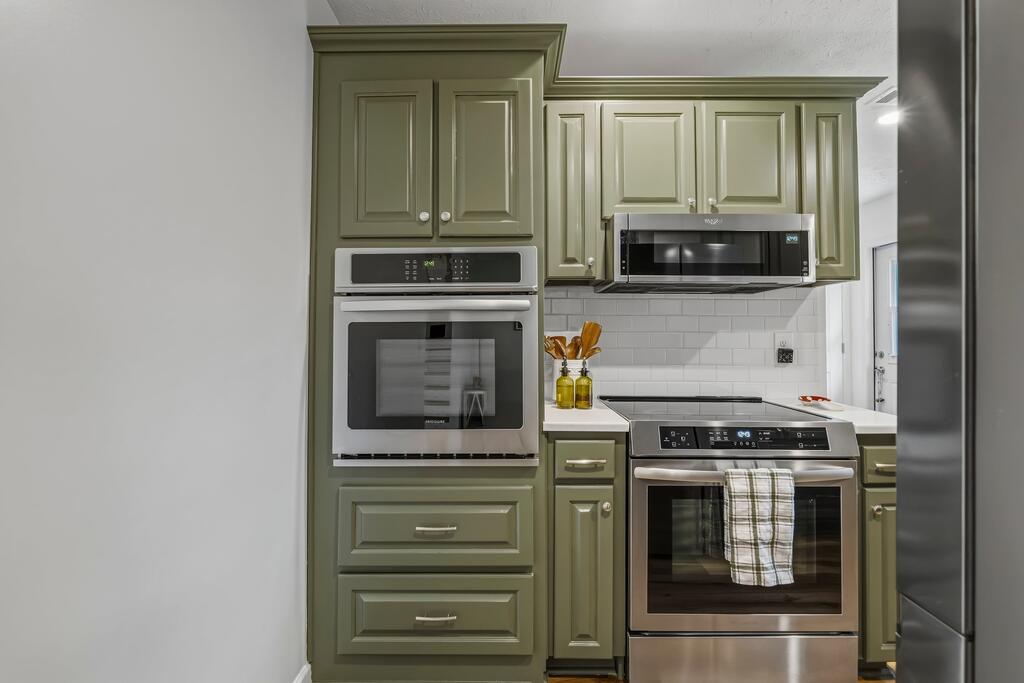 1805 CARRIAGE DRIVE