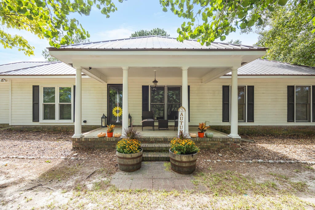 183 HICKORY NUT HOLLOW