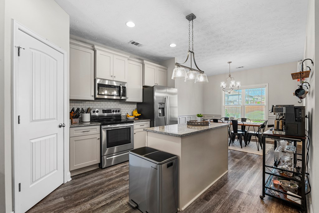 9718 HOLLOW PINE DRIVE