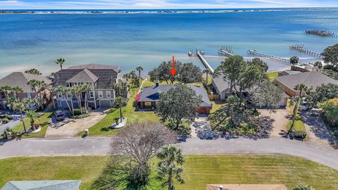 Homes For Sale - 2017 Jessica Way<br/> Navarre, FL 32566