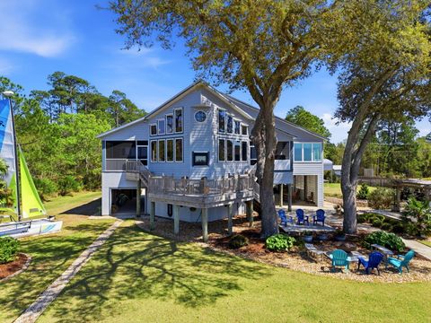 Homes For Sale - 5556 Michael Drive<br/> Milton, FL 32583