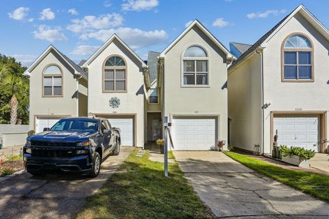 Homes For Sale - 7222 Majestic Boulevard<br/> Navarre, FL 32566