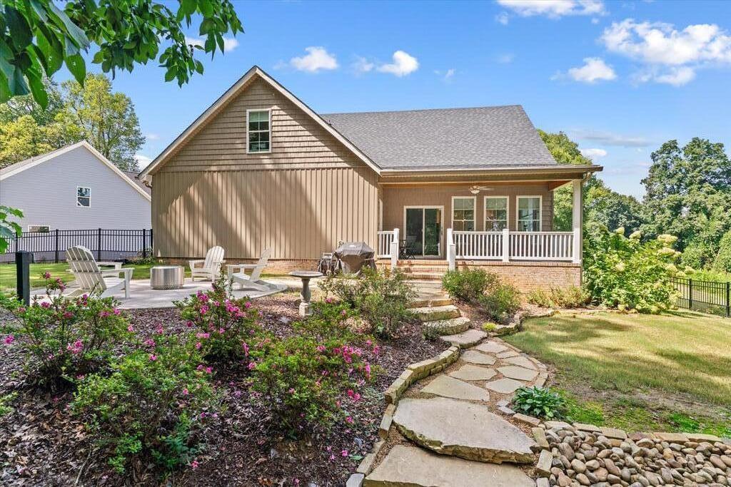 1000 Woodbury Trail