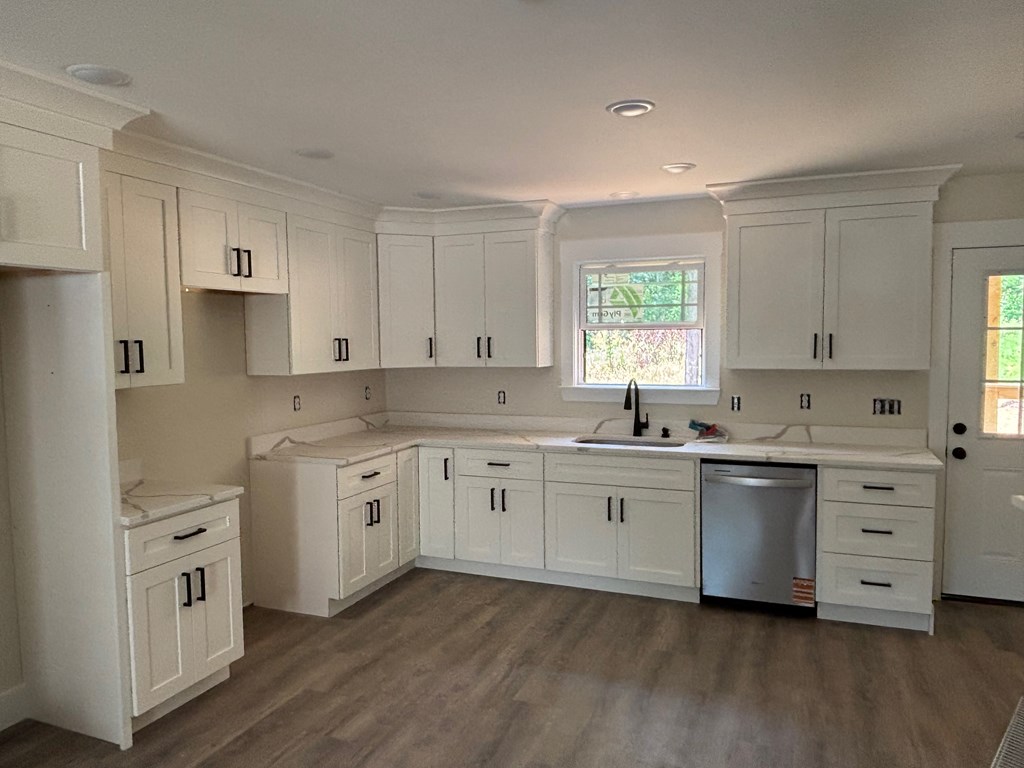 216 Earls Way