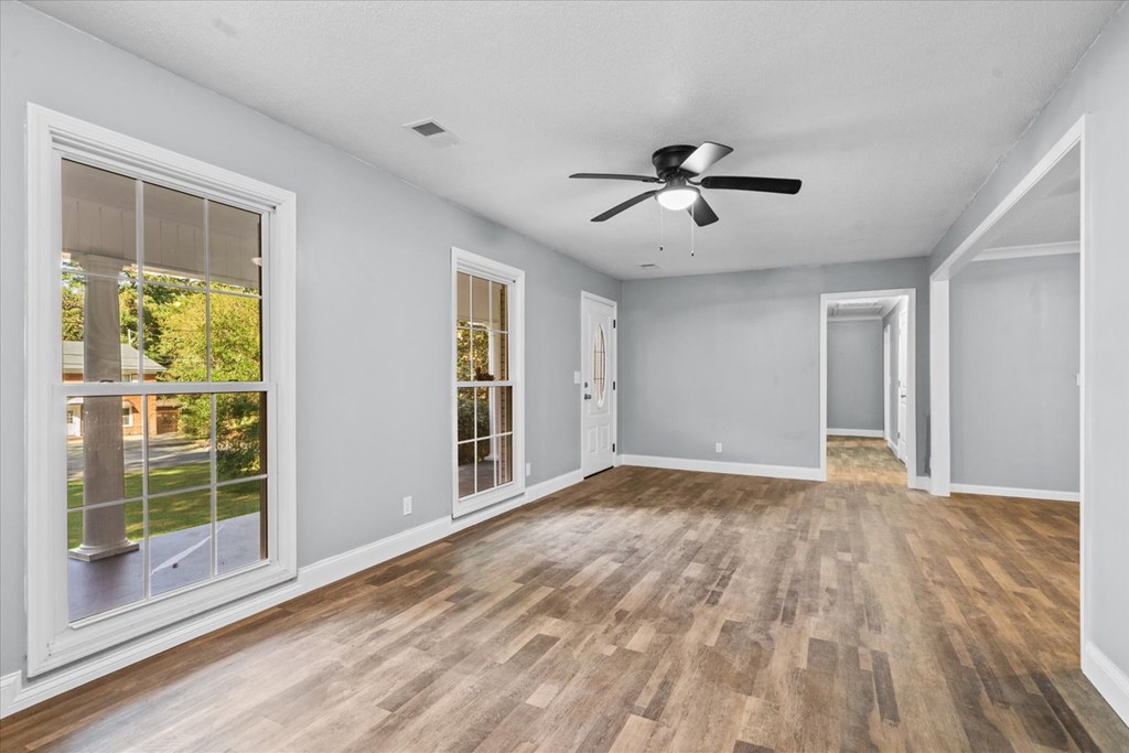228 NW Woodland Circle