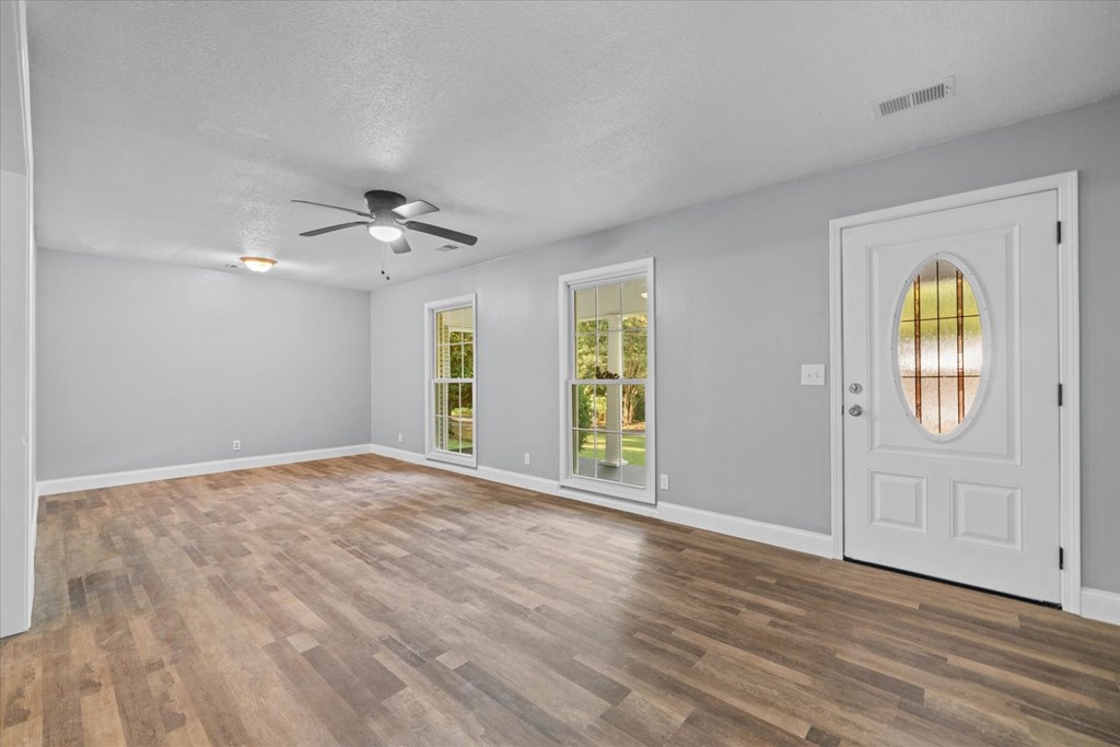 228 NW Woodland Circle