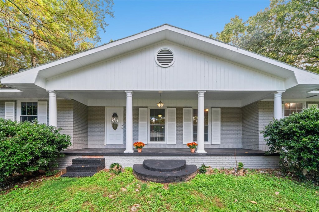 228 NW Woodland Circle
