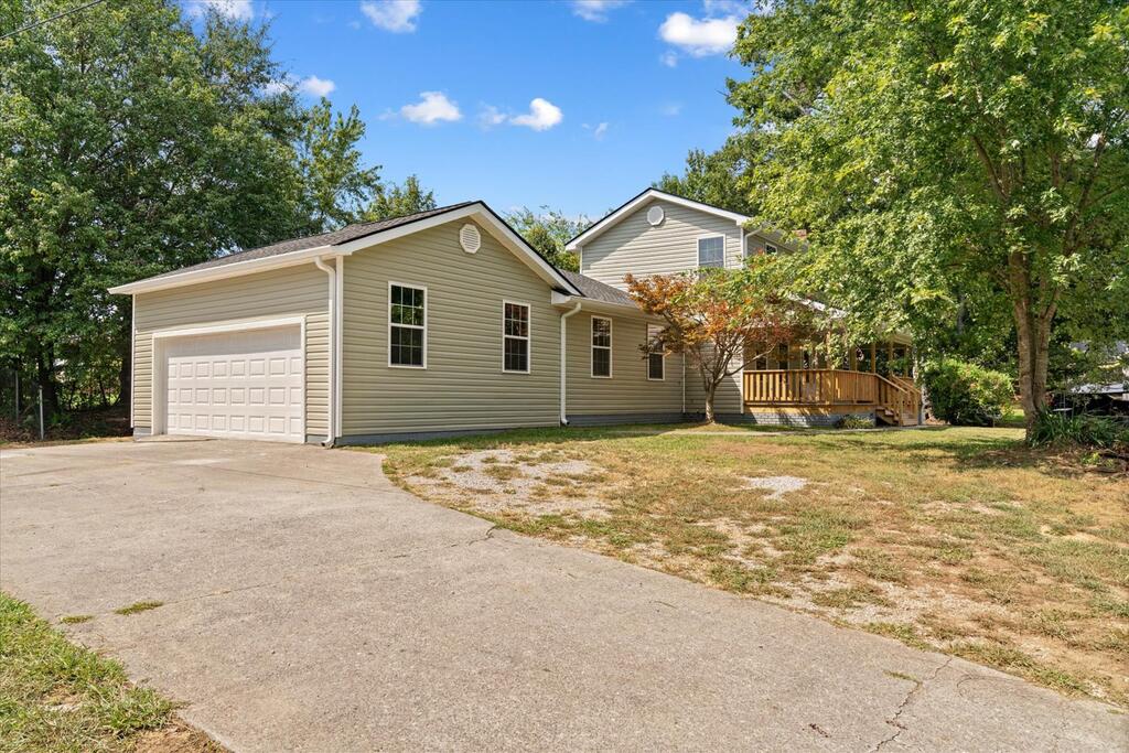 1421 Thrasher Hills Drive NE
