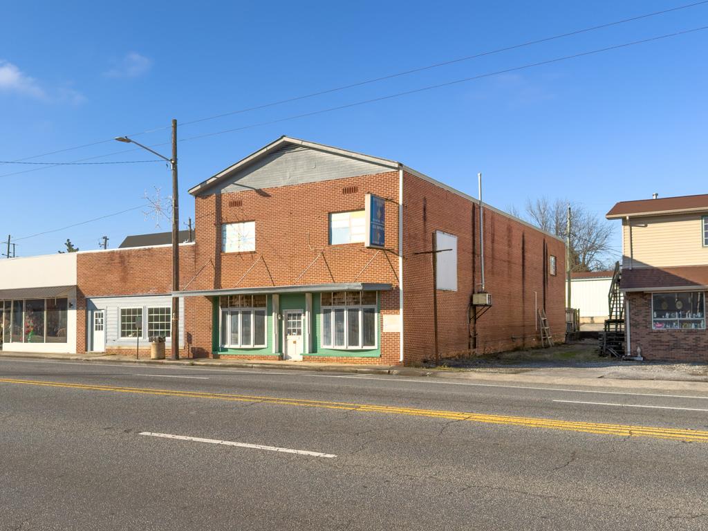 Photo 1 of 24 — 221 N 3rd Avenue, CHATSWORTH, GA 30705