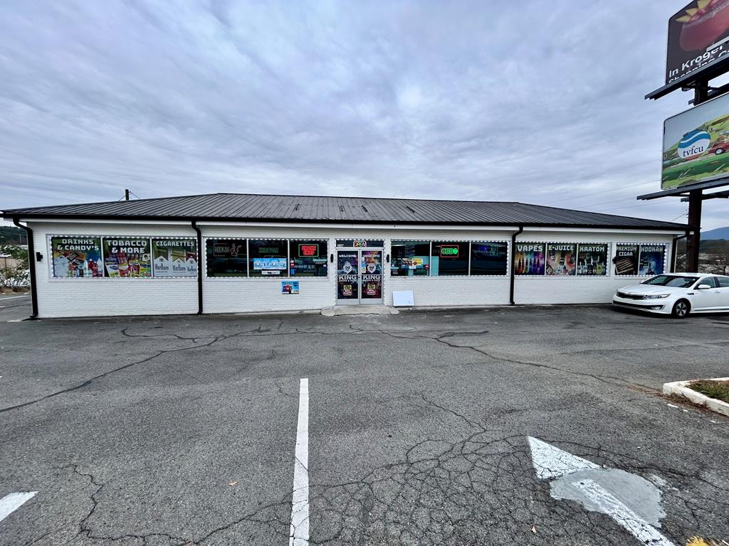 Photo 1 of 18 — 208 E Walnut Avenue, DALTON, GA 30721