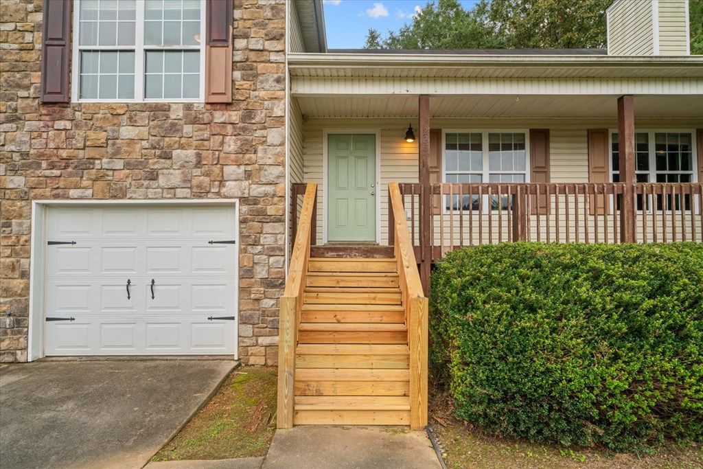 226 SE Peachtree Lane